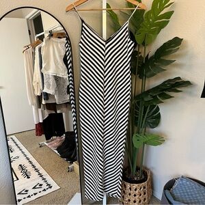 ⚡ Black & White Chevron Stripe Maxi Slip Dress - Medium